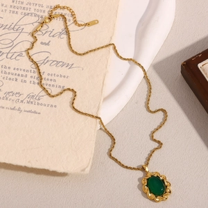 Détail de la chaîne torsadée plaquée or 18 carats et du pendentif en agate verte