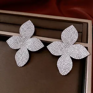 Boucles d'oreilles papillon en argent avec cristaux étincelants dans un coffret de luxe