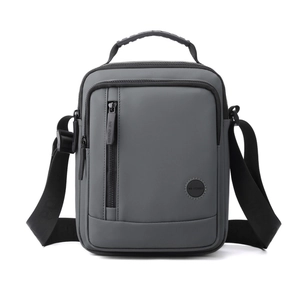 Sac bandoulière gris business casual avec fermetures éclair et bandoulière ajustable