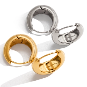 Polierte Huggie-Ohrringe aus Edelstahl in Gold und Silber auf weißem Hintergrund