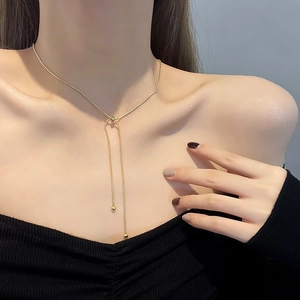 Collana a catena serpente 18K dorata minimalista con nappa a Y e dettaglio a sfera su modella