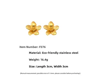 Detailansicht der 18K Gold Blumenohrstecker mit gebürsteter Textur und 3cm Größe