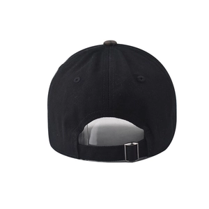 Vue détaillée de l'arrière d'une casquette noire avec une boucle métallique réglable