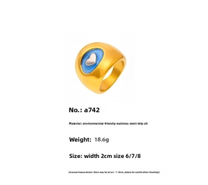 Vue détaillée d'une bague plaquée or 18 carats avec émail bleu et insert de cœur argenté