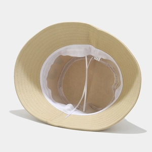 Détail du cordon de serrage blanc réglable et de la bande anti-sueur à l'intérieur du chapeau