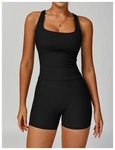 Détail de l'ensemble de yoga noir côtelé avec débardeur à col carré et short taille haute