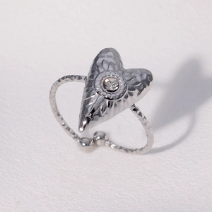 Detailaufnahme des silbernen Herzrings mit klarem Zirkonia und gewelltem Band