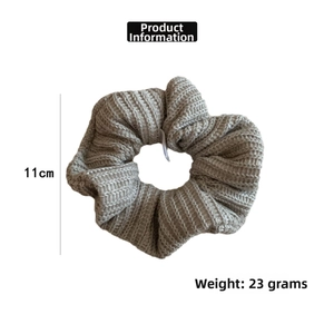 Macro de chouchou en tricot gris clair de 11 cm montrant le poids de 23 g et la texture