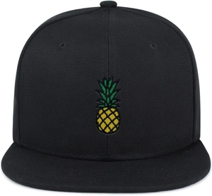Nahaufnahme der gelben Ananas-Stickerei auf einer schwarzen Snapback-Baseballkappe