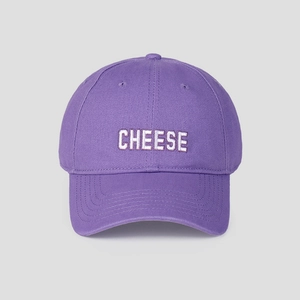 Detail der lila Baumwoll-Basecap mit weißer CHEESE Stickerei und atmungsaktiven Ösen