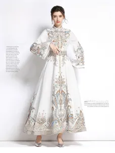 Dettaglio della stampa Paisley blu e della cintura su un abito lungo bianco vintage