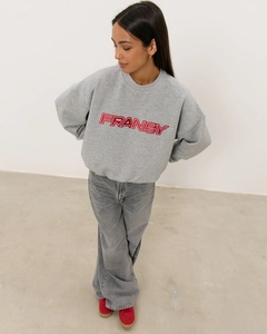 Détail de la broderie rouge FRANSY sur un sweat-shirt gris à col rond pour femme