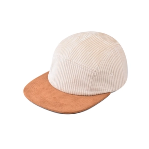 Dettaglio cappello a cinque pannelli in velluto beige con tesa corta in pelle scamosciata