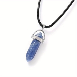 Vue macro détaillée d'un pendentif en cristal bleu hexagonal avec cordon en corde noir