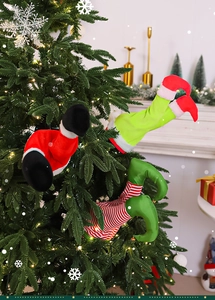 Detailansicht der Plüsch-Weihnachtsmann- und Elfenbeine als Deko für den Weihnachtsbaum