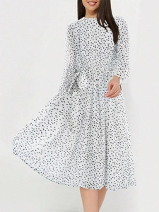 Robe élégante à pois à manches longues avec col montant et ceinture à la taille