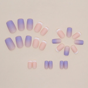Lila glitzernde Farbverlauf-Nägel und klassische weiße French-Nägel in quadratischer Form