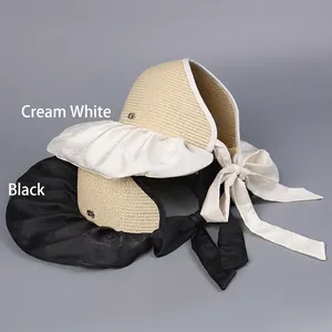 Chapeau de soleil en paille avec bord en satin fleuri et rubans en blanc cassé et noir