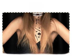 Détail de tatouage temporaire Halloween avec motifs de plaies et d'araignées réalistes