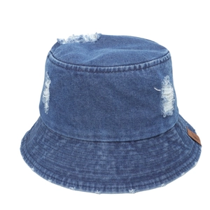 Bob en jean délavé bleu foncé avec détails déchirés et petite étiquette en cuir