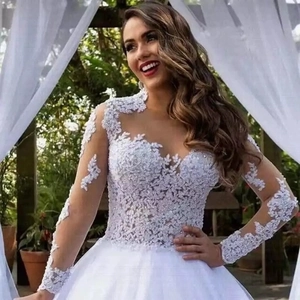 Robe de mariée élégante blanche à manches longues avec dentelle et traîne longue de mariage