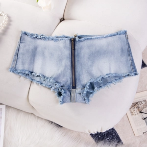 Detailansicht der hellblauen Denim-Shorts mit Metallreißverschluss und Fransen-Saum