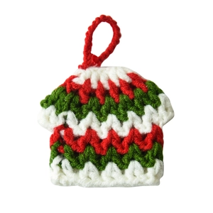 Mini maglione natalizio fatto a mano all'uncinetto con motivi a onde rossi e verdi