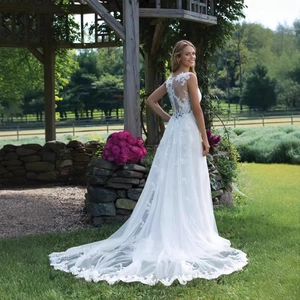 Robe de mariée élégante en dentelle blanche avec dos nu et longue traîne fluide
