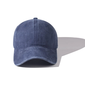 Vue avant d'une casquette en coton lavé bleu foncé avec détails de texture délavée