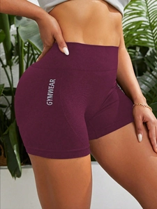 Detail der weinroten Yoga-Shorts mit GYMWEAR-Aufdruck und geripptem hohem Bund