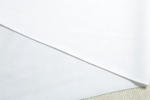 Detailaufnahme der weißen Strickstoff-Textur mit sauberen Kanten und feinen Falten