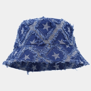 Détail du motif d'étoiles et bords effilochés sur chapeau bob denim au style rétro