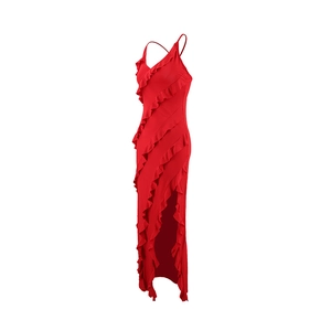 Détail d'une robe rouge dos nu avec volants et fente latérale asymétrique élégante