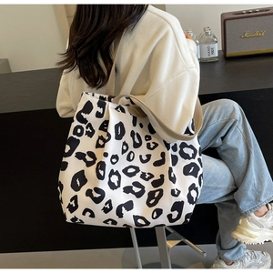 Sac fourre-tout en toile à imprimé léopard noir et blanc avec large bandoulière