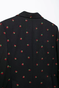 Vue arrière du blazer noir montrant les détails de broderie fraises et feuilles vertes