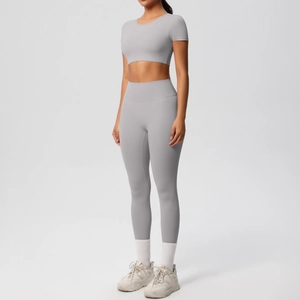 Détail d'un ensemble de sport gris avec crop top manches courtes et leggings taille haute