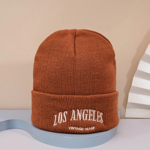 Détail de l'écusson brodé Los Angeles sur le revers d'un bonnet en maille marron