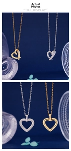 Vue détaillée de colliers coeur en or et argent avec zircons sur fond bleu élégant