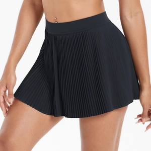 Vue détaillée de la jupe de tennis plissée avec ceinture élastique large en tissu noir