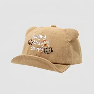 Detalle de la gorra de algodón para bebé con orejas de gato en 3D y bordado fino