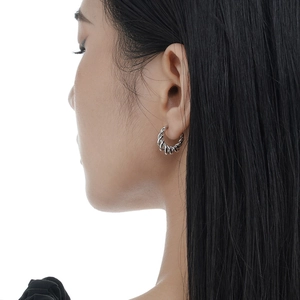 Minimalistischer S925 Sterlingsilber mehrschichtiger geflochtener Ohrstecker am Model