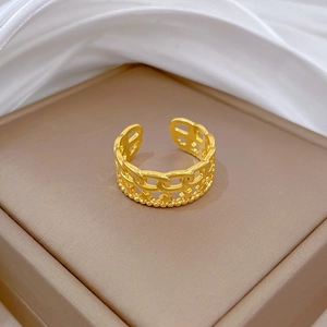 Details eines verstellbaren Goldkettenrings mit Sternen auf einer Schmuckbox