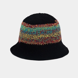 Détail d'un chapeau cloche crocheté main avec rayure tricotée multicolore sur base noire