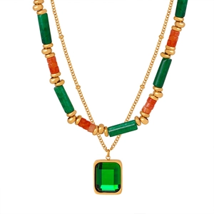 Collana a doppio strato in acciaio al titanio dorato con ciondolo verde smeraldo