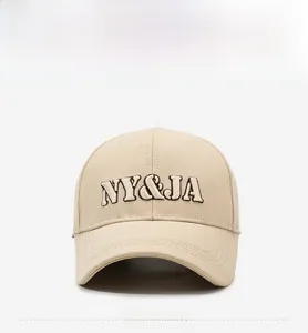 Détail de la broderie 3D NY&JA sur la casquette de baseball en toile beige de style urbain