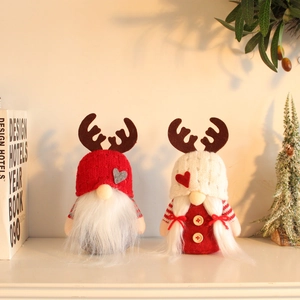 Paire de gnomes de Noël avec bois de renne et bonnets tricotés pour décoration de table