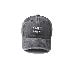 Détail de la broderie 'Doesn't matter' sur une casquette en coton gris foncé délavé