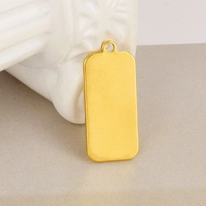 Gros plan d'un pendentif rectangulaire soleil et lune en acier inoxydable 304 doré 18k