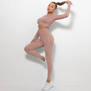 Detail of high-stretch seamless yoga set featuring thumb holes and high-waisted leggings