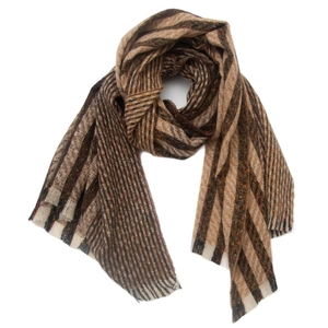 Vue détaillée d'une écharpe en maille rayée marron avec franges et texture douce